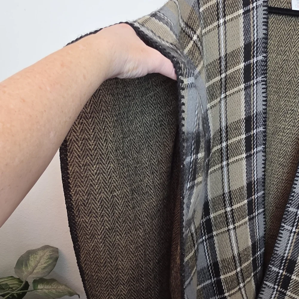 WOOLRICH Reversible Black Tan Plaid & Herringbone Blanket Wrap Shawl Cape Sz OS - Picture 8 of 10